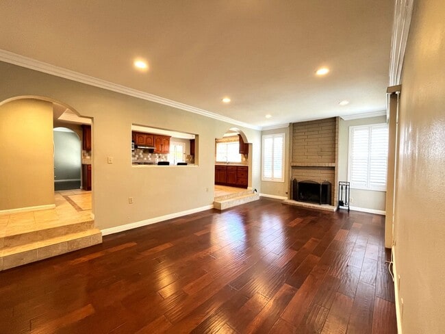 Building Photo - 4 bed, 3 bath located in Anaheim!