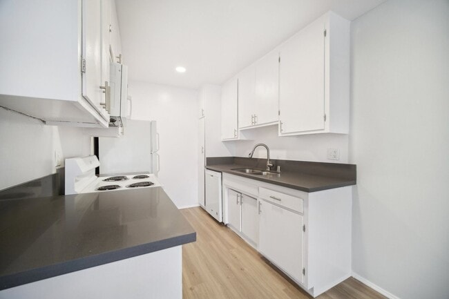 Interior Photo - 18411 Vincennes Street