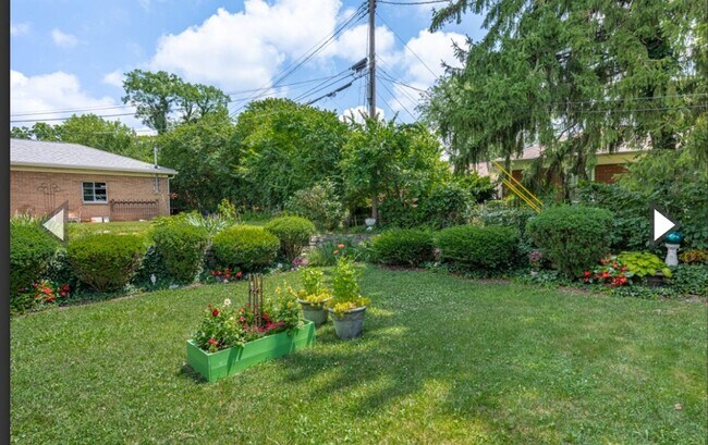 Building Photo - Quaint Duplex w/your Own Basement, Garage Space & Patio