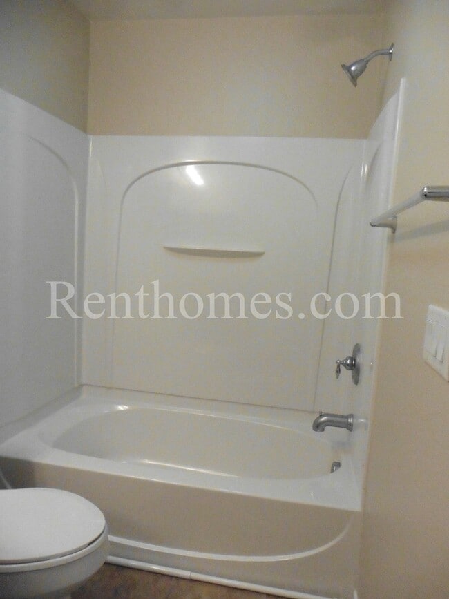 Building Photo - 568 Almond Rd