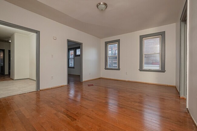 Building Photo - 76 Aldine St