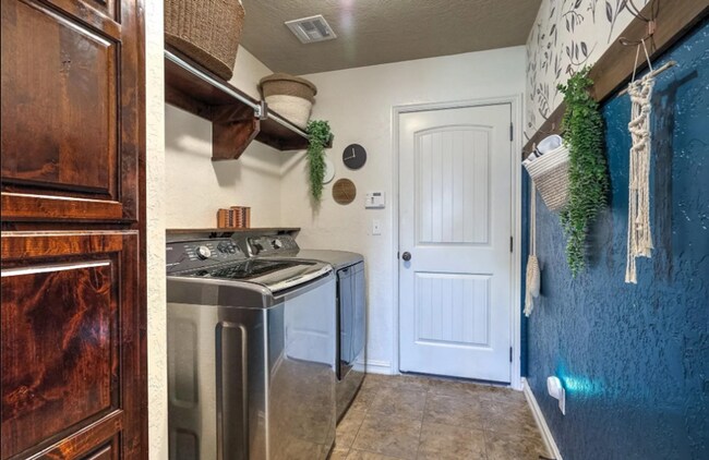 Building Photo - Prime Location! 3 bed/ 2 bath! Coming Soon!