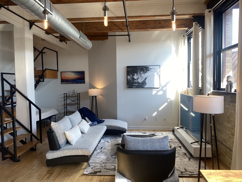 Building Photo - 215 W Maple St