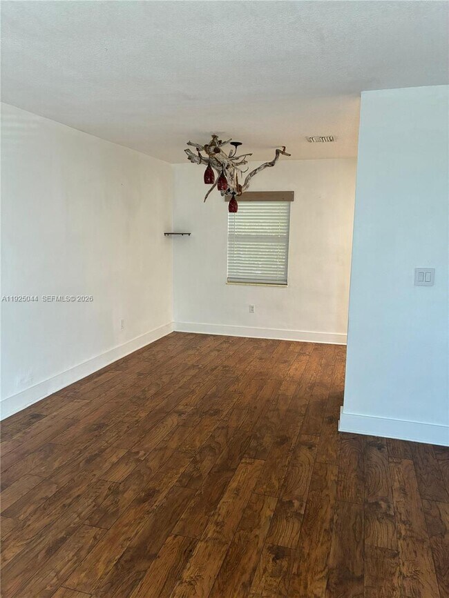 Building Photo - 705 E 9th Ct