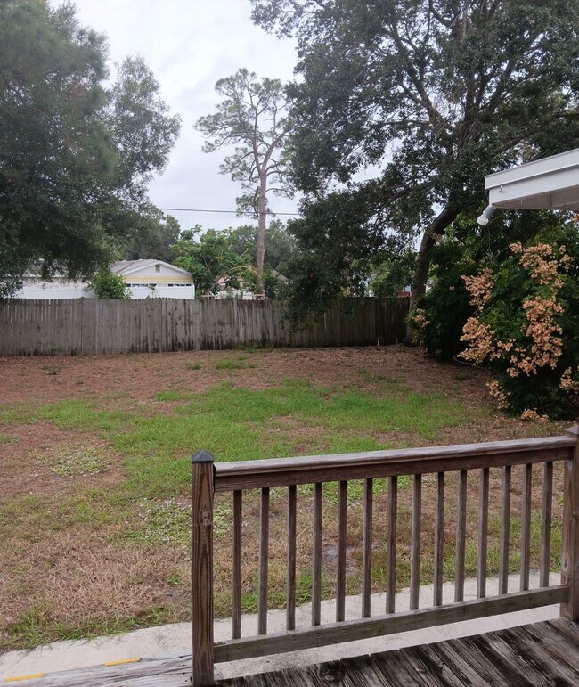 Building Photo - Annual 2 Bedroom + Den / 2 Bath Home – Sar...
