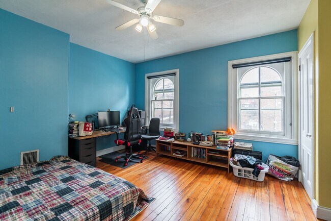 Building Photo - 206 S 43rd St
