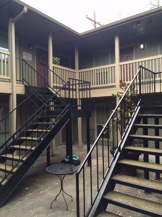 Building Photo - 1910 Willowbend St