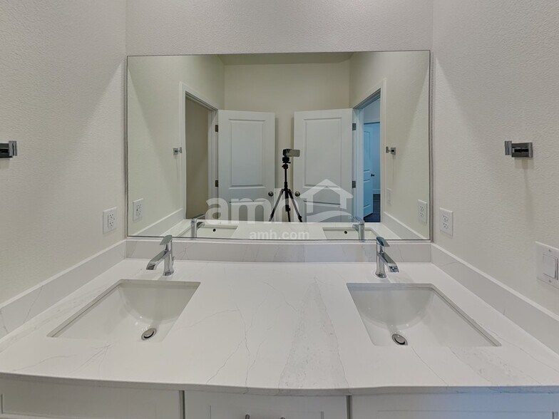 Building Photo - 682 Crimson Flare Ct