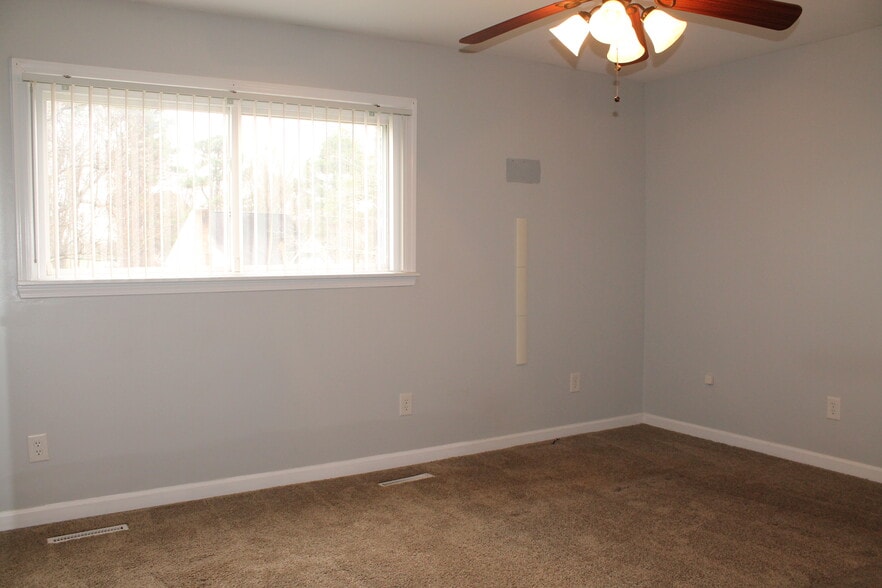 Building Photo - 4902 Simpson Dr