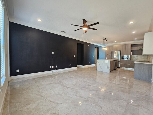 Building Photo - Spacious 4/2.5 Home