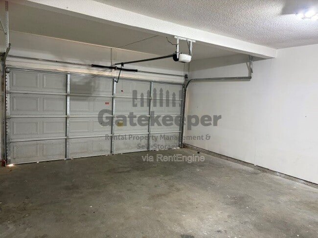 Building Photo - 3161 Glen Hollow Dr