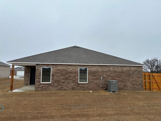 Building Photo - Now Pre-Leasing — Spacious 3 Bed, 2 Bath Home in Park Place!