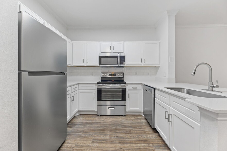 1BD, 1BA - 810SF - Kitchen - The Lodge at Spring Shadows