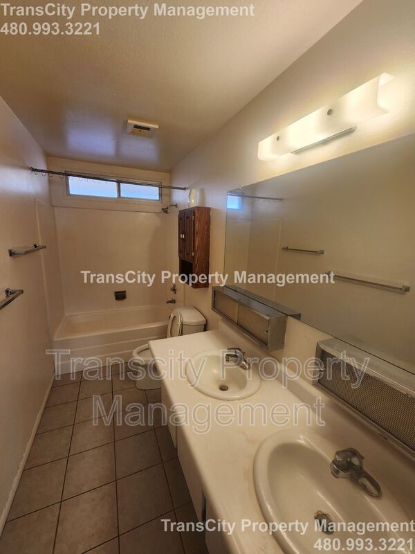 Building Photo - 128 E Ellis Dr