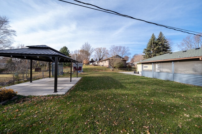 Building Photo - 445 Walnut Ln