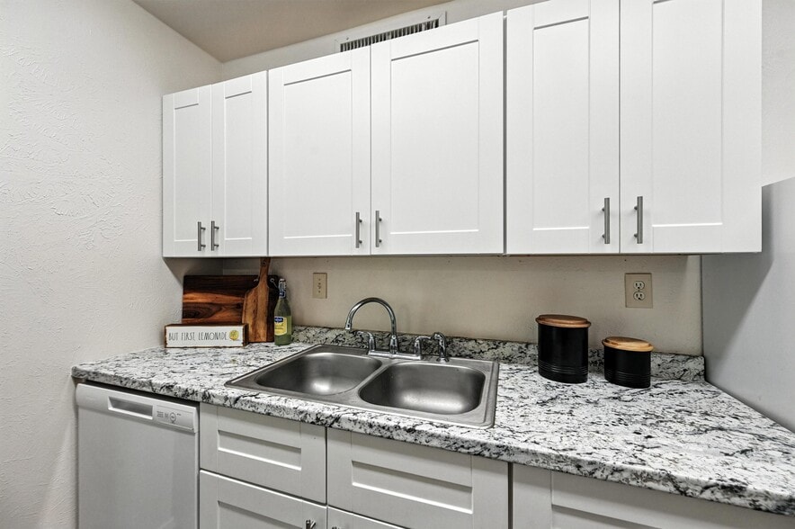 Building Photo - 7101 Christie Ln
