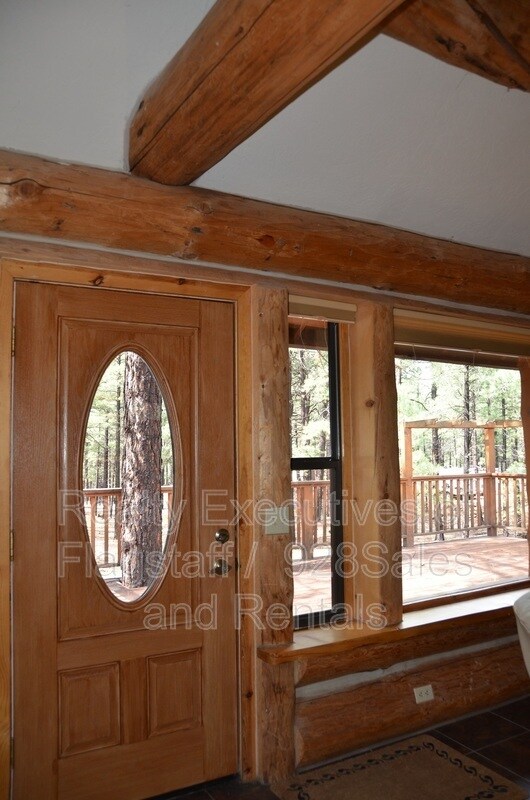 Building Photo - 1500 E Iris Trail