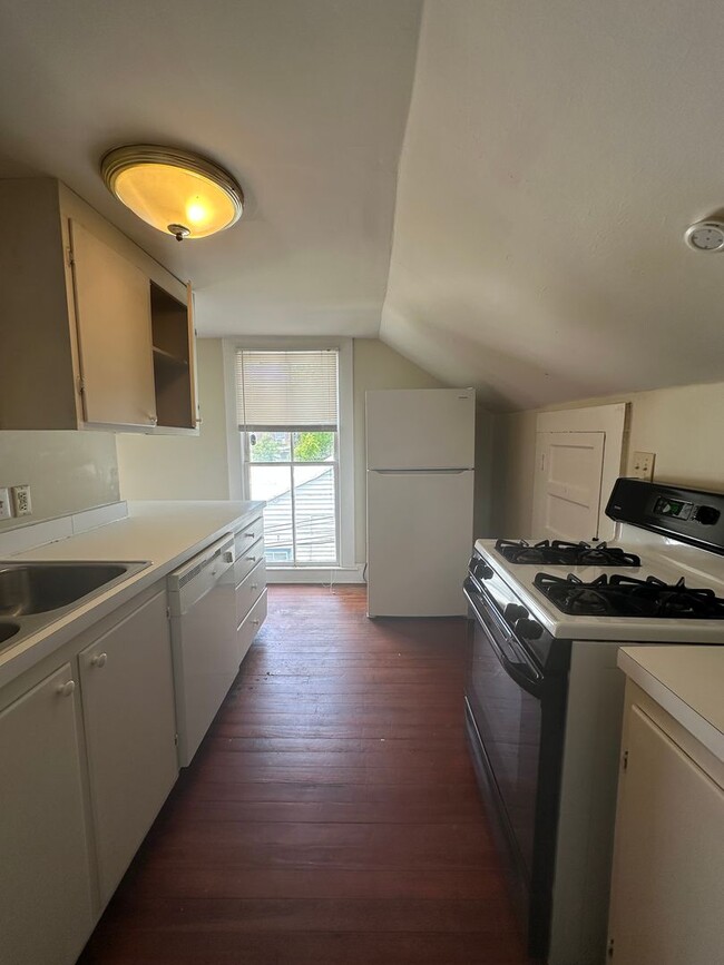 Building Photo - 2 Bed 1 Bath Apartment with Historic Charm