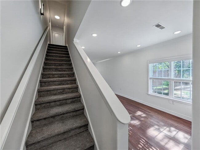 Building Photo - 904 Dixson St