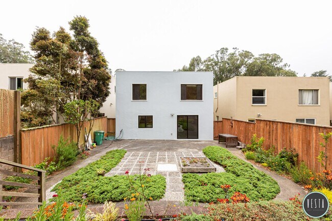 Building Photo - Exceptional Mid-Century 3BR Home in One of San Francisco's Hidden Gems