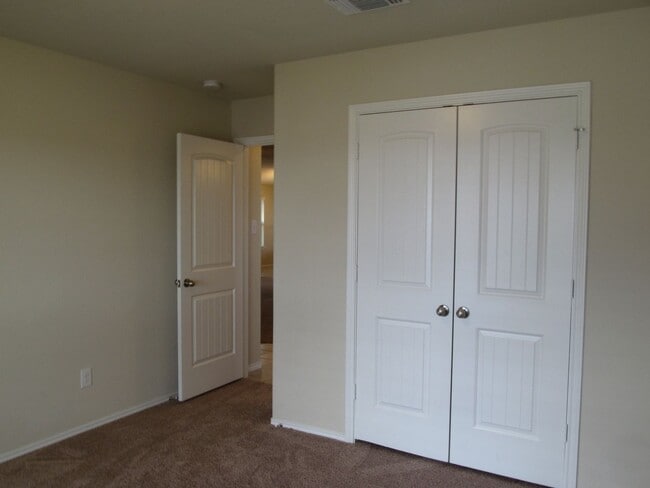Building Photo - 3 BEDROOM NEAR STILLHOUSE HOLLOW LAKE