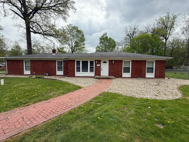 Building Photo - Very Large Home South of Warsaw 4 Bedroom