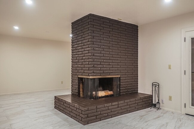 Building Photo - Exceptional 6-Bedroom Residence Near ASU with Garage & Modern Conveniences