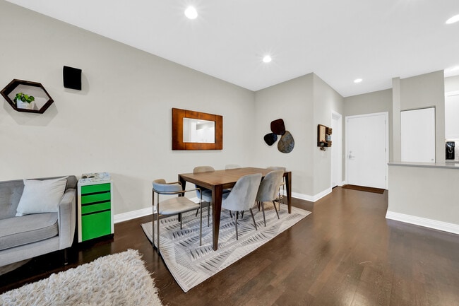 Building Photo - 550 W Fulton St