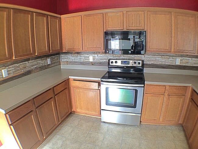 Building Photo - 3 Bedroom 2 Bath Gem In Crowley
