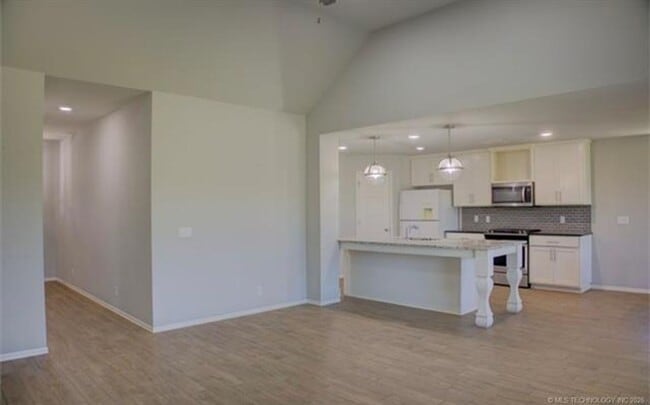 Building Photo - Welcome to this cozy home!