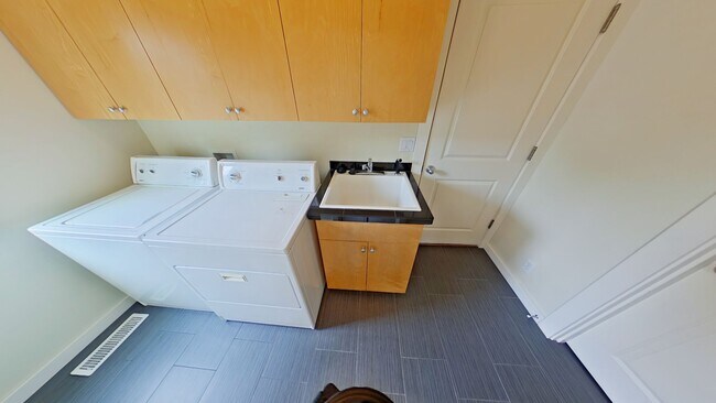 Building Photo - South Eugene Modern Home
