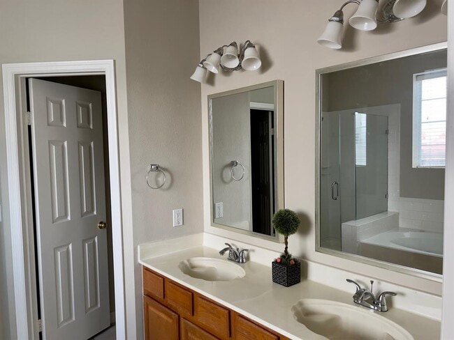 Building Photo - 6622 High Knoll Dr