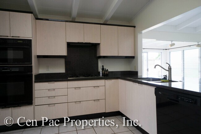 Building Photo - 3 Bed, 2 Bath House/Across the Street from...