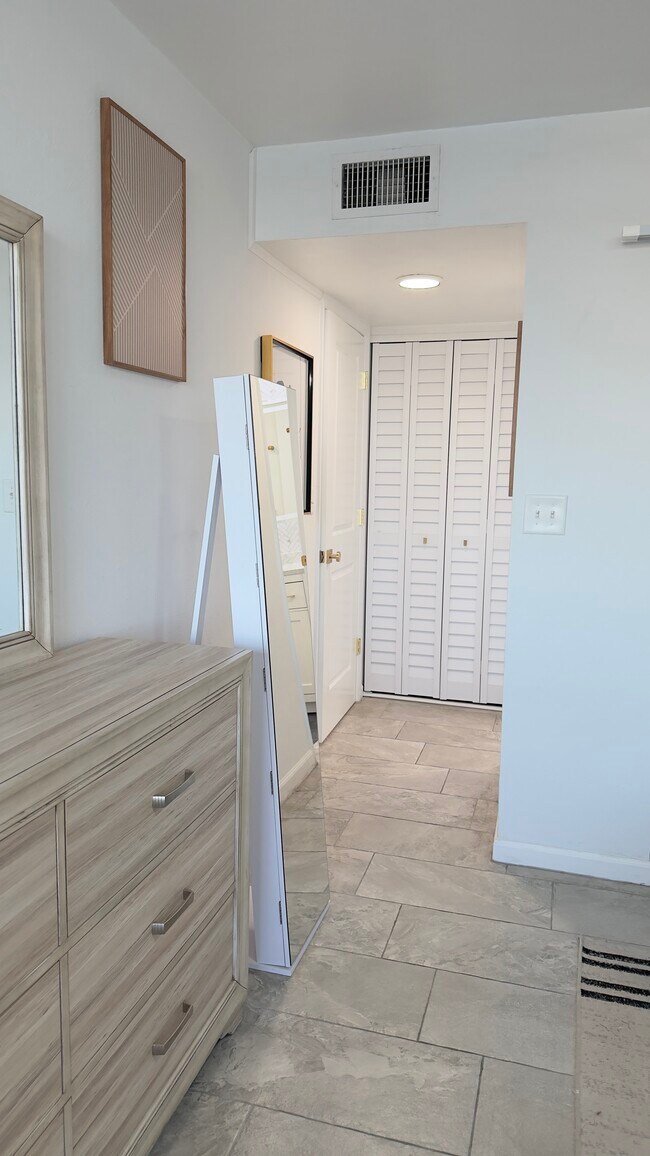 Building Photo - 651 Seaview Ct