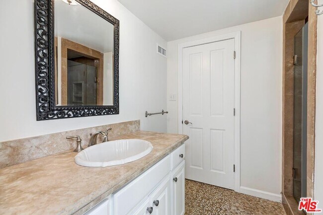 Building Photo - 4221 W Toluca Lake Ln