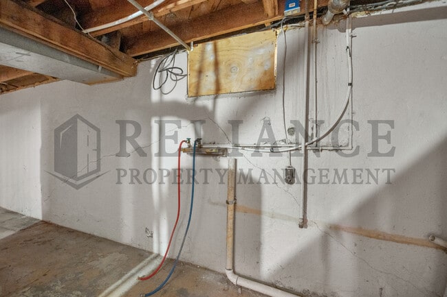 Building Photo - 1912 N Hood St