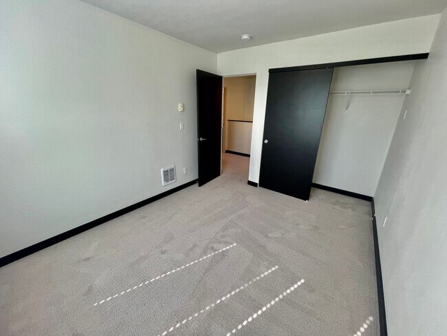 Building Photo - ** HALF MONTH'S FREE RENT **Modern 3bd/2.5...