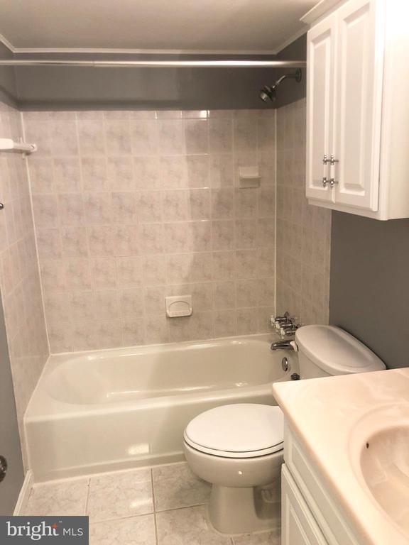 Building Photo - 8550 Barrington Ct