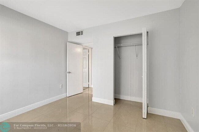Building Photo - 4156 Inverrary Dr