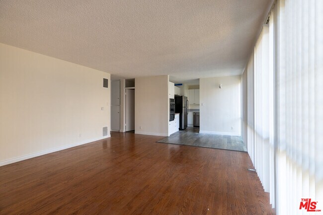 Building Photo - 11133 ROSE Ave