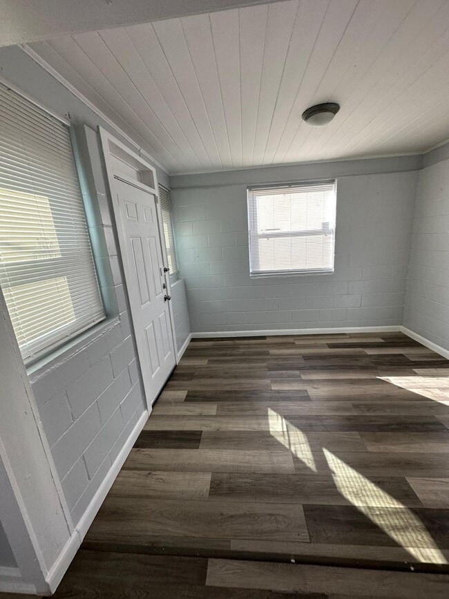 Building Photo - Fully Renovated 3/1 Single Family Ready for Move In!