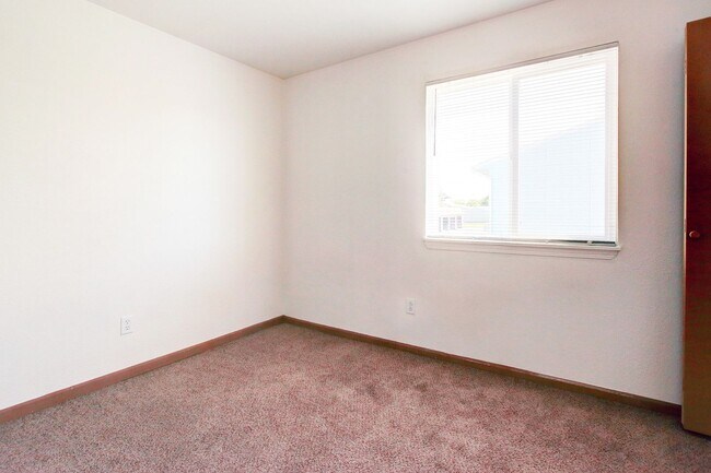 Building Photo - 2 BED 1 BATH UPPER LEVEL APARTMENT