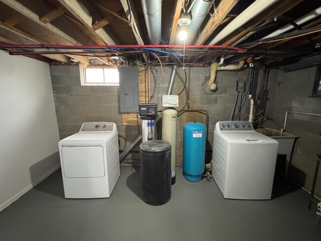 Building Photo - 8106 Warner Rd