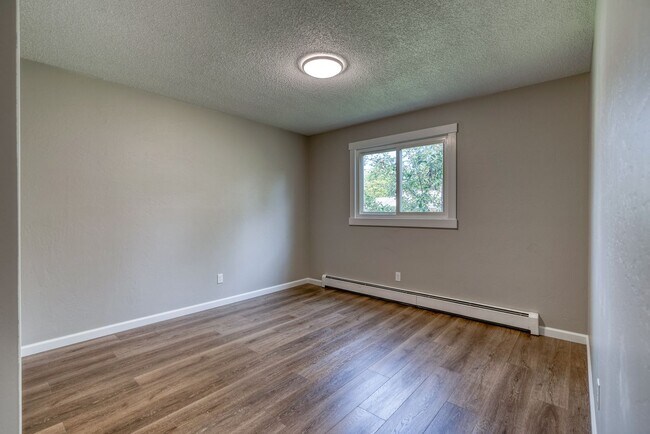 Building Photo - Beautifully renovated three bedroom with l...