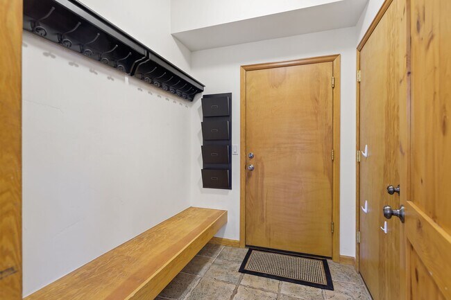 Building Photo - 408 Meadow Ct