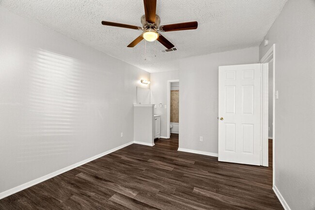 Building Photo - CV-AUS12130 Thompkins