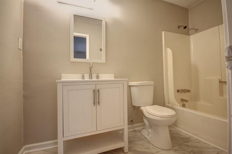 Building Photo - 925 Westland Dr SW