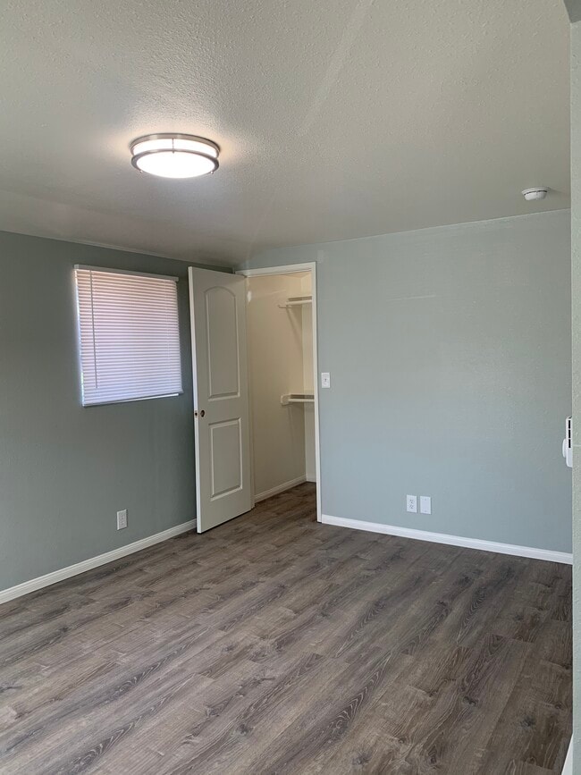 Building Photo - 1823 Stanley Ave