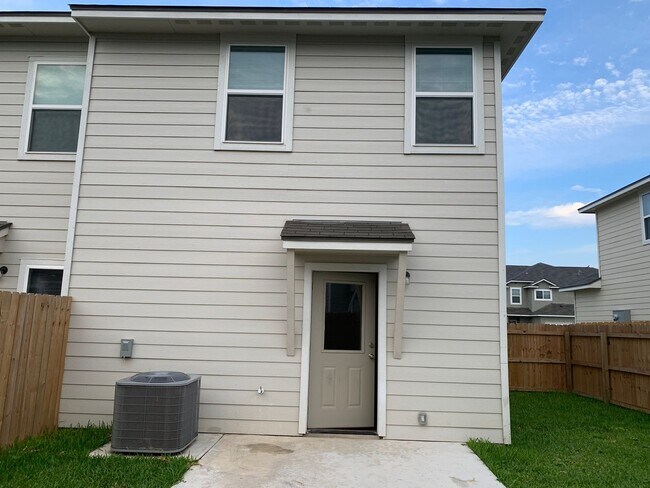 Building Photo - Town home for rent