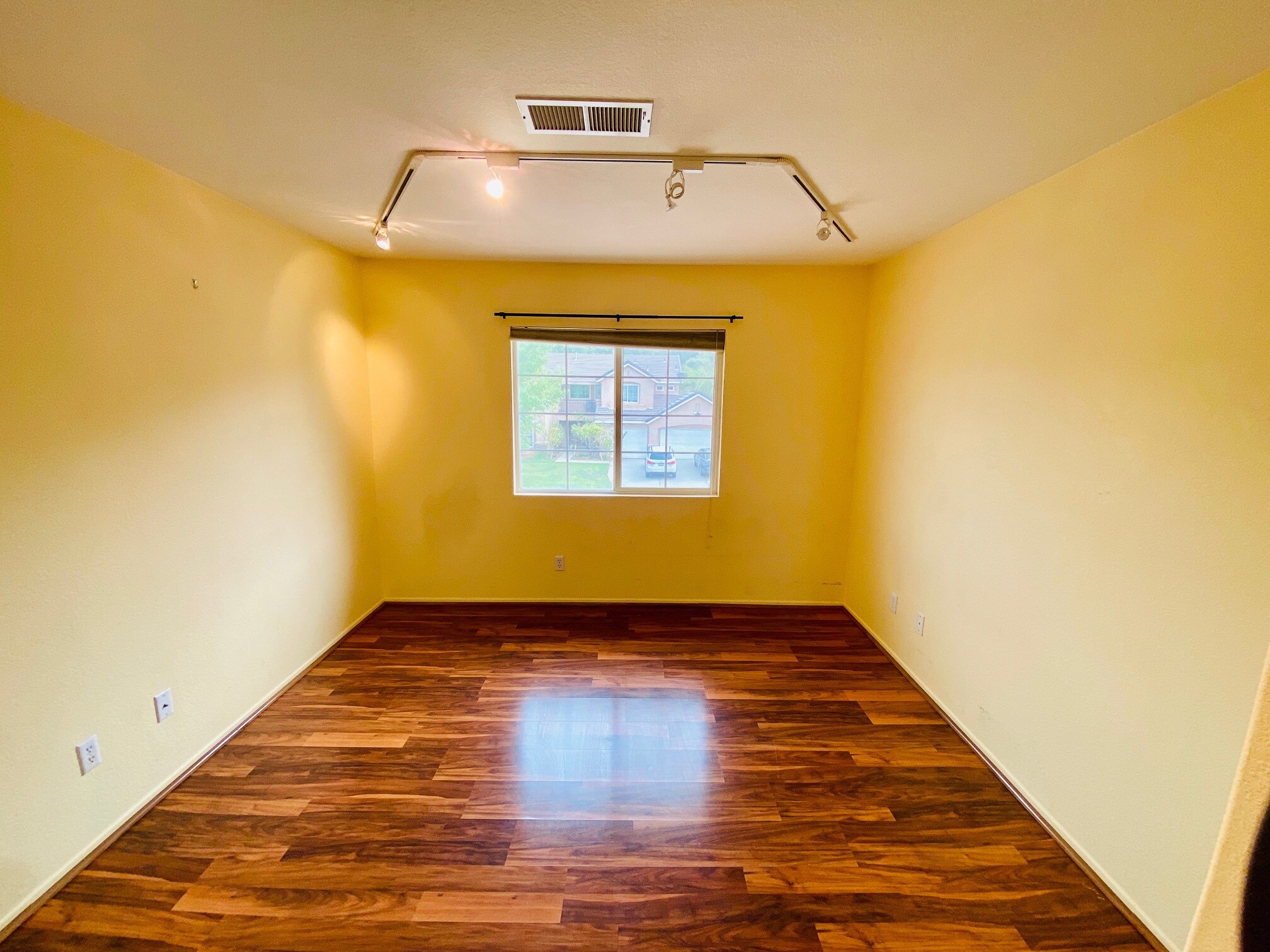 Building Photo - 5539 Avenida Entrada